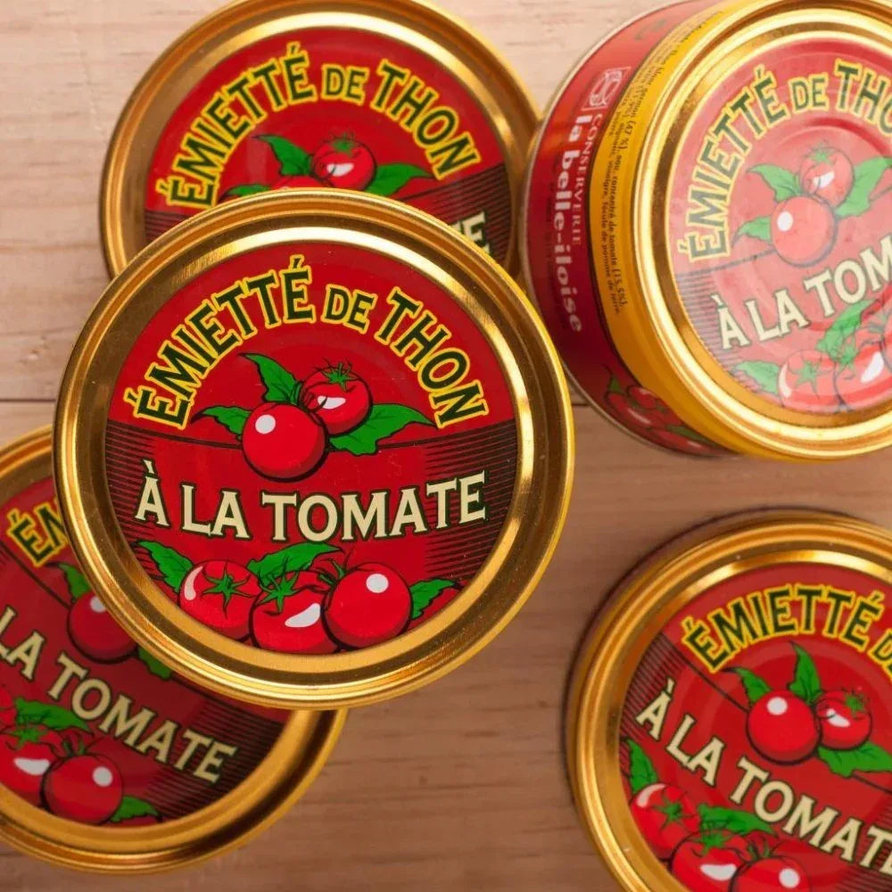 Émietté vom Thunfisch mit Tomate