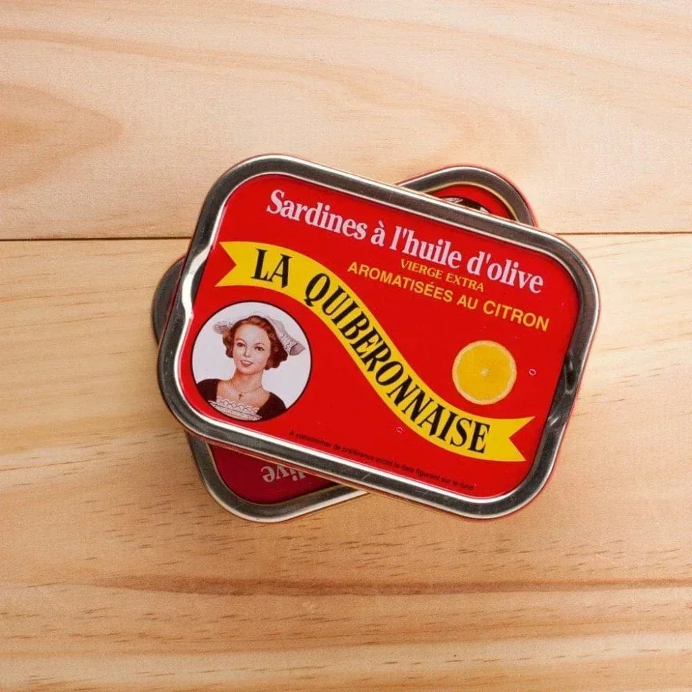 Klassische Sardinen in Olivenöl und Zitronen