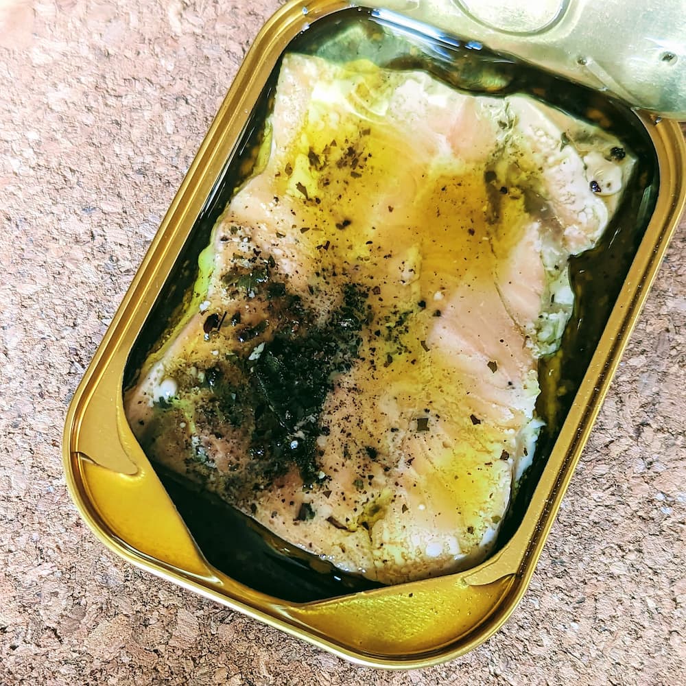 Lachs N°2 aus den Färöer Inseln, mit Sanddorn und Zitronenverbene