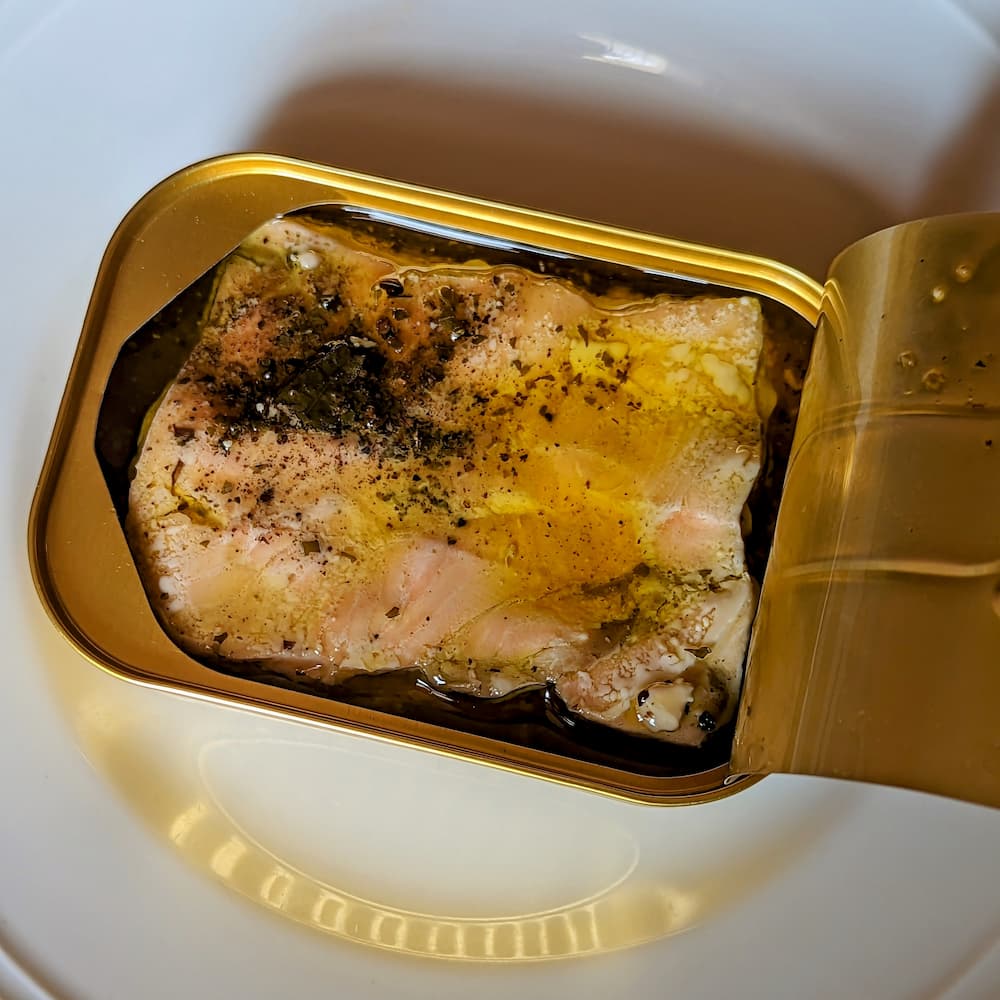 Lachs N°2 aus den Färöer Inseln, mit Sanddorn und Zitronenverbene