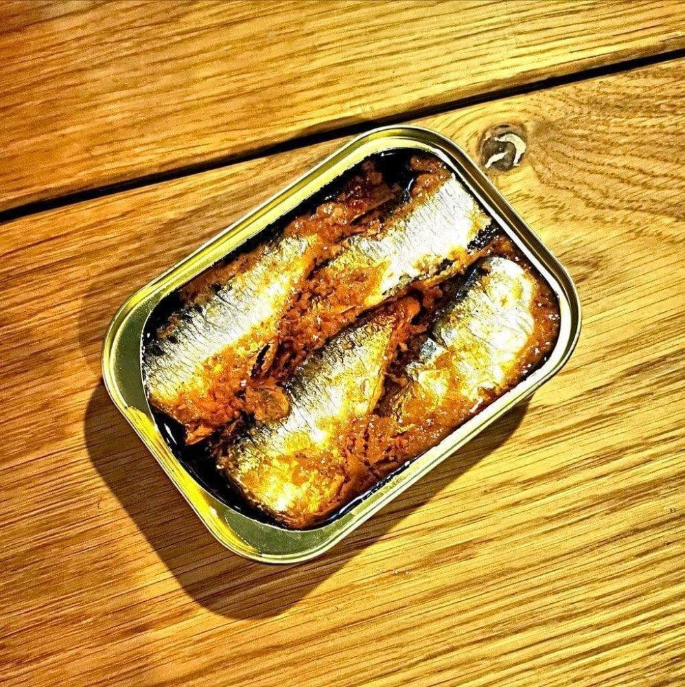 Sardinen in Gewürzmarinade mit Gürkchen (Sauce Ravigote)