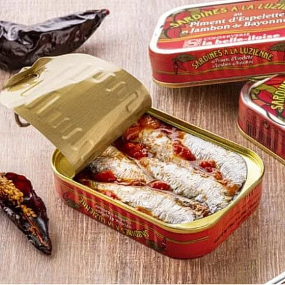 Sardines à la Luzienne (mit Tomate, Piment d'Espelette und Bayonner Schinken)